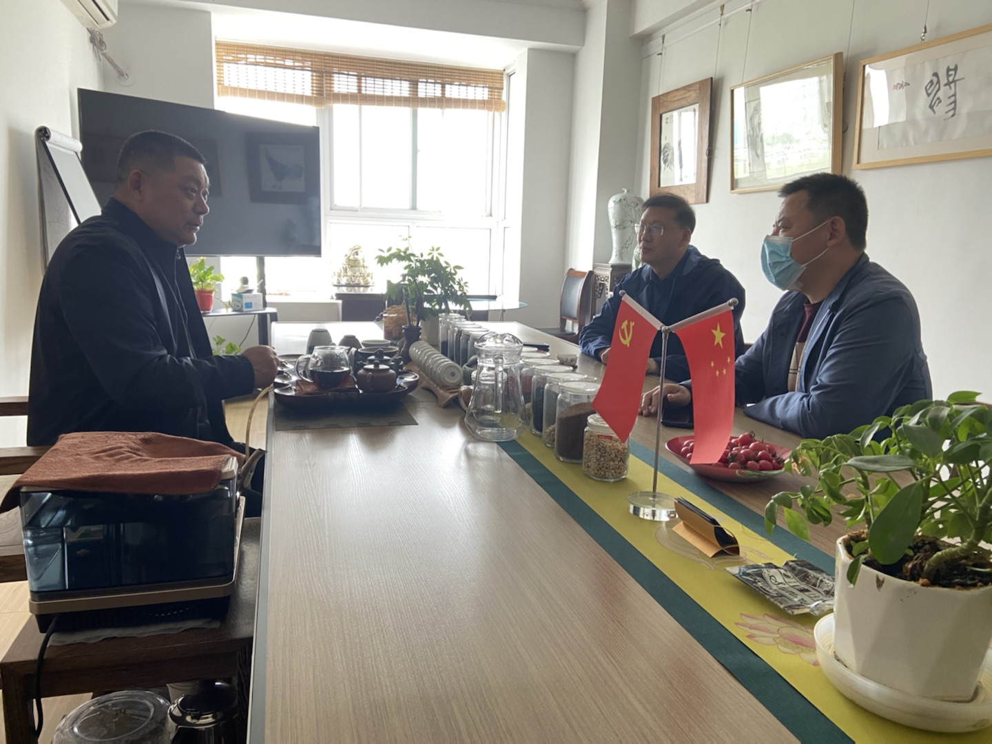 奎文区工商联党组书记吕世辉、潍坊日报社全媒体运营中心主任房振文莅临我会交流指导工作！(图2)