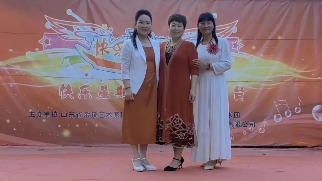 奎文区信息产业协会携青州鲁艺影视艺术团 栏目组“快乐星期天”共同走基层送文化下乡、为乡村振兴增添艺术活力,打造百姓舞台(图4) 奎文区信息产业协会携青州鲁艺影视艺术团 栏目组“快乐星期天”共同走基层送文化下乡、为乡村振兴增添艺术活力,打造百姓舞台(图4)