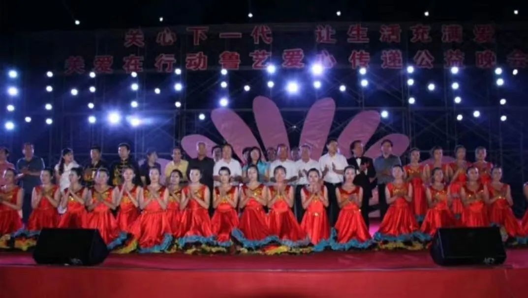 奎文区信息产业协会携青州鲁艺影视艺术团 栏目组“快乐星期天”共同走基层送文化下乡、为乡村振兴增添艺术活力,打造百姓舞台(图5) 奎文区信息产业协会携青州鲁艺影视艺术团 栏目组“快乐星期天”共同走基层送文化下乡、为乡村振兴增添艺术活力,打造百姓舞台(图5)